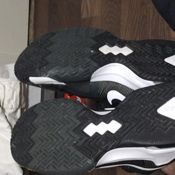 Nike Air Max Mens 10.5 Black/White - Picture 8 of 8